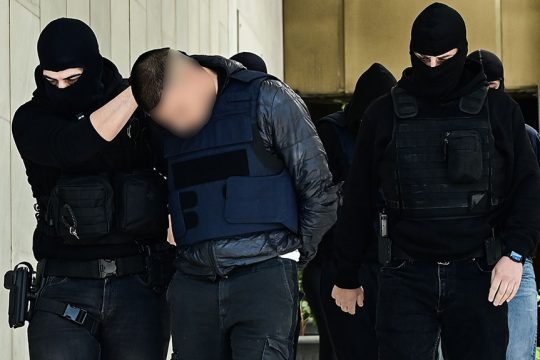 Τηλεοπτικός καβγάς για το έγκλημα στον Αγ. Δημήτριο: «Ο πελάτης σας είναι ένα τσογλάνι», είπε ο Καλλιακμάνης